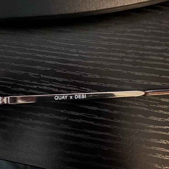 Quay Australia High Key + Desi Oversized Aviators Gold & Black Pair - Picture 6 of 8